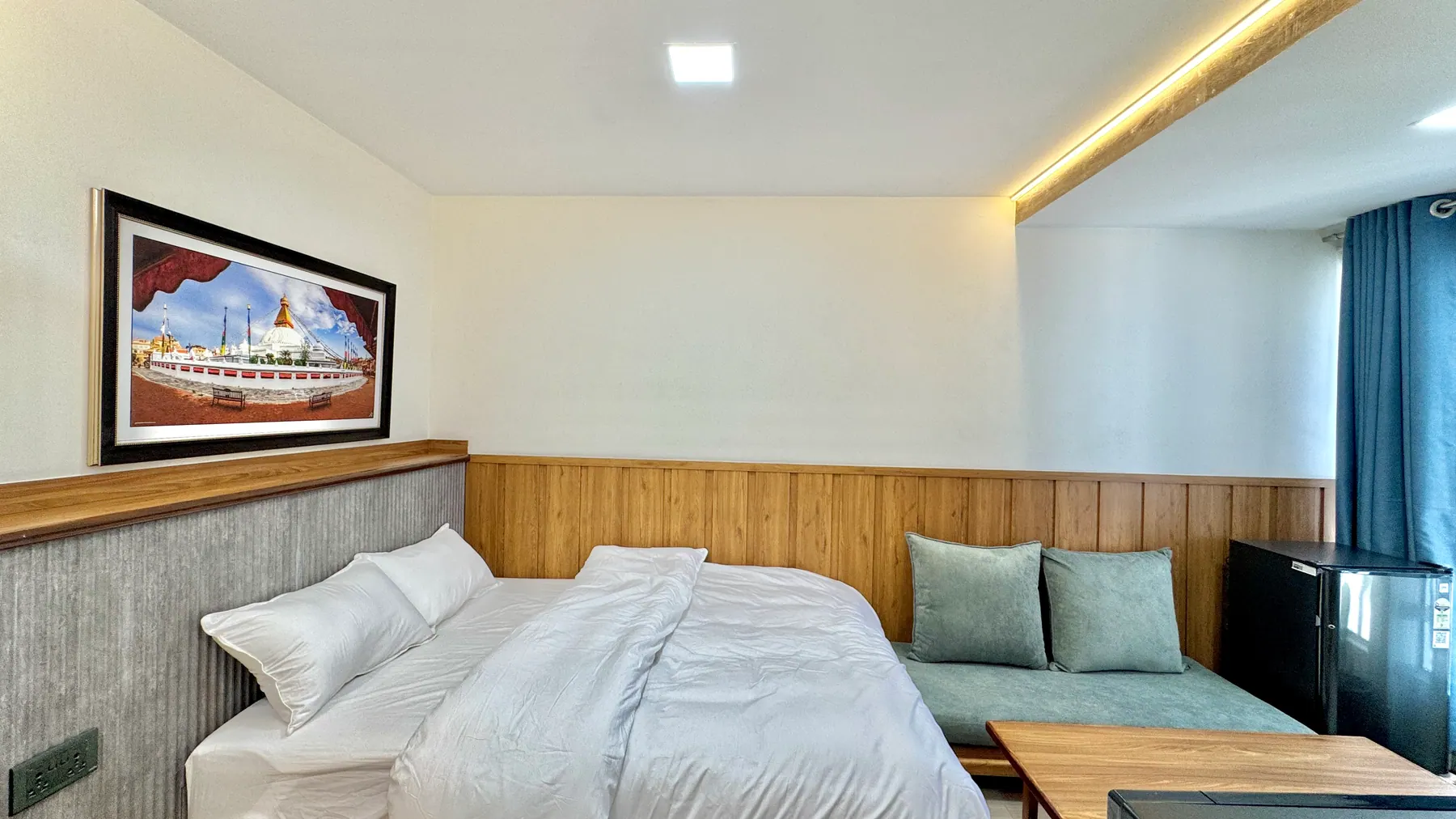 Deluxe room seating and guest amenities