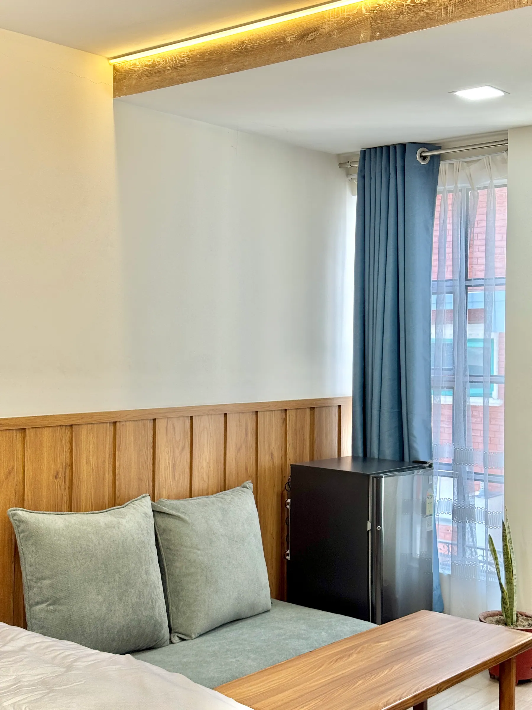 Workspace and storage in the deluxe double room